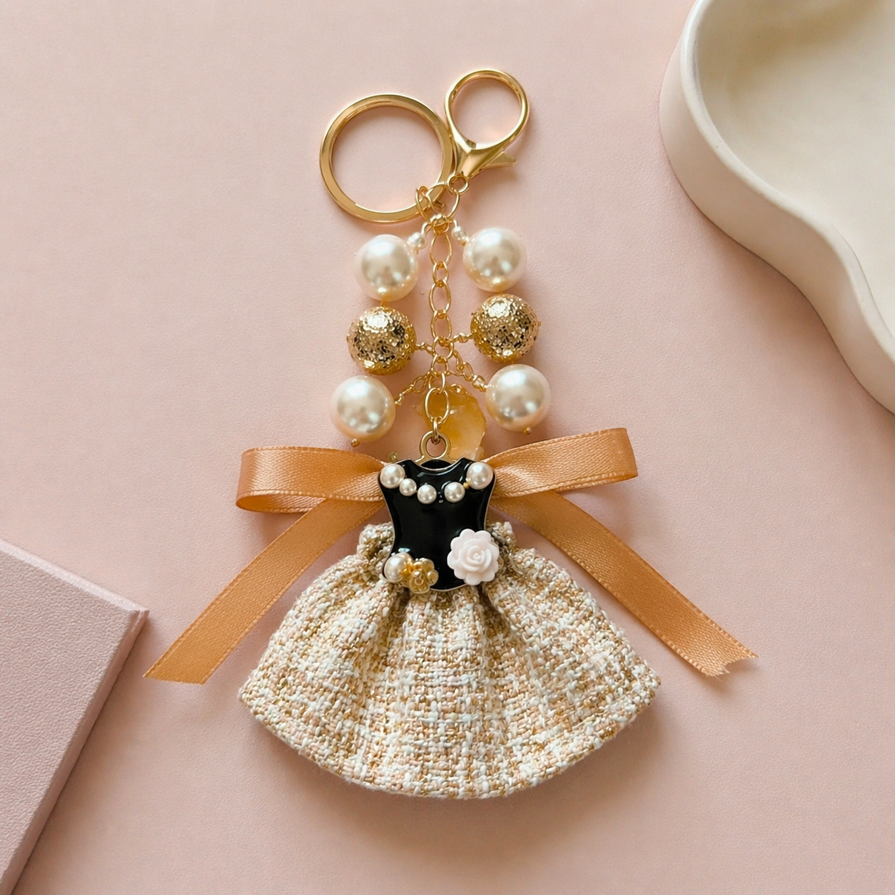 Eleganter Taschenanhänger – Perlen Kleid - Little Gift Box