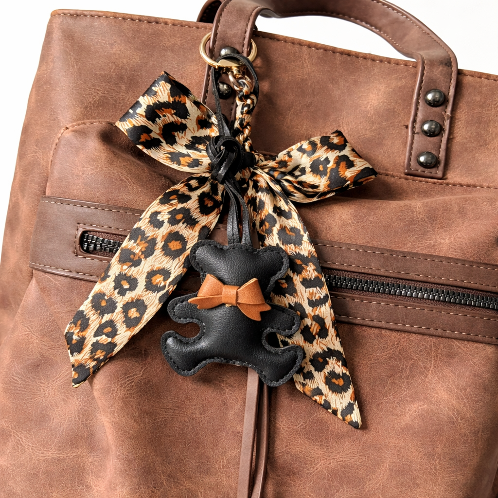 Teddy Schlüsselanhänger mit Schleife – Eleganter Taschenanhänger & Geschenkidee - Little Gift Box
