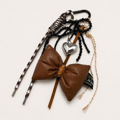 Eleganter Taschenanhänger mit Schleife & Herz – Braun - Little Gift Box