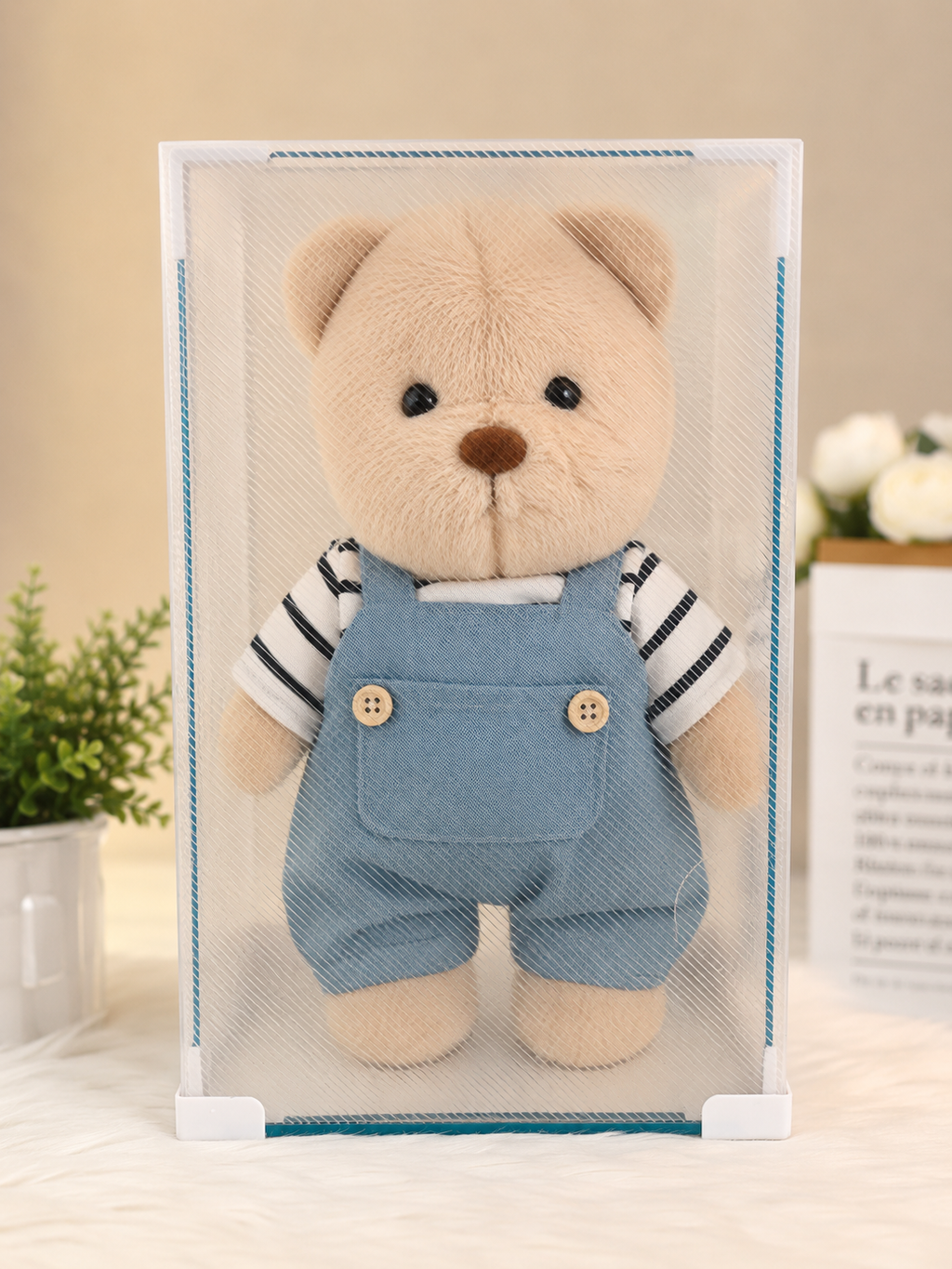 Kuschelteddy in blauer Latzhose – 30 cm Plüschteddy | Süßes Geschenk -& Dekorationsartikel