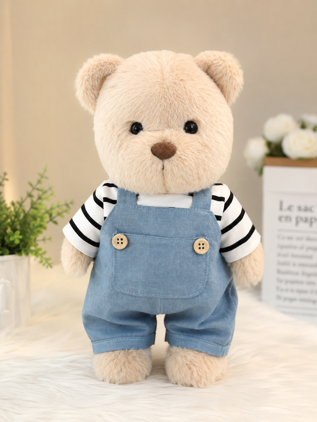 Kuschelteddy in blauer Latzhose – 30 cm Plüschteddy | Süßes Geschenk -& Dekorationsartikel