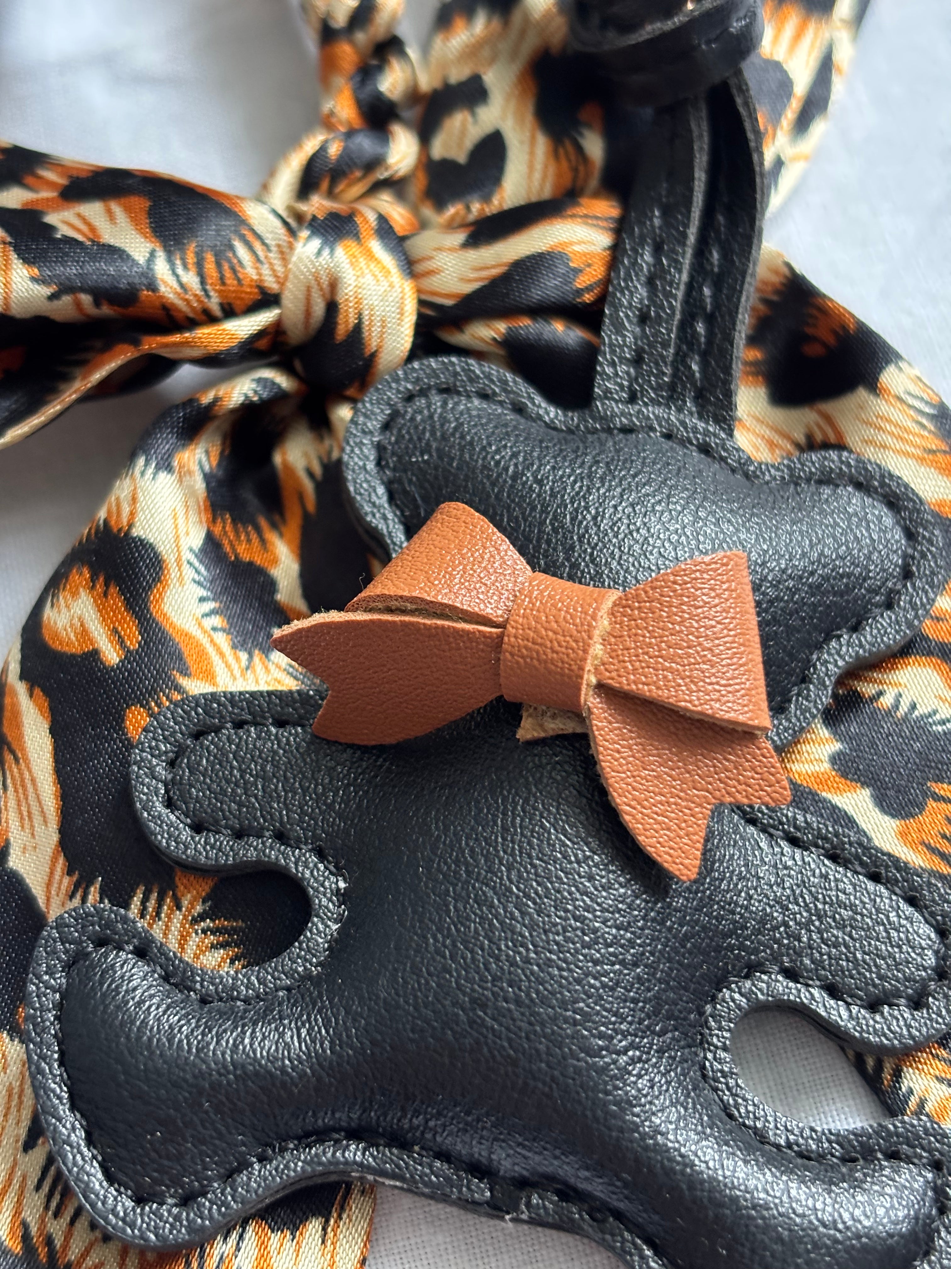 Teddy Schlüsselanhänger mit Schleife – Eleganter Taschenanhänger & Geschenkidee - Little Gift Box
