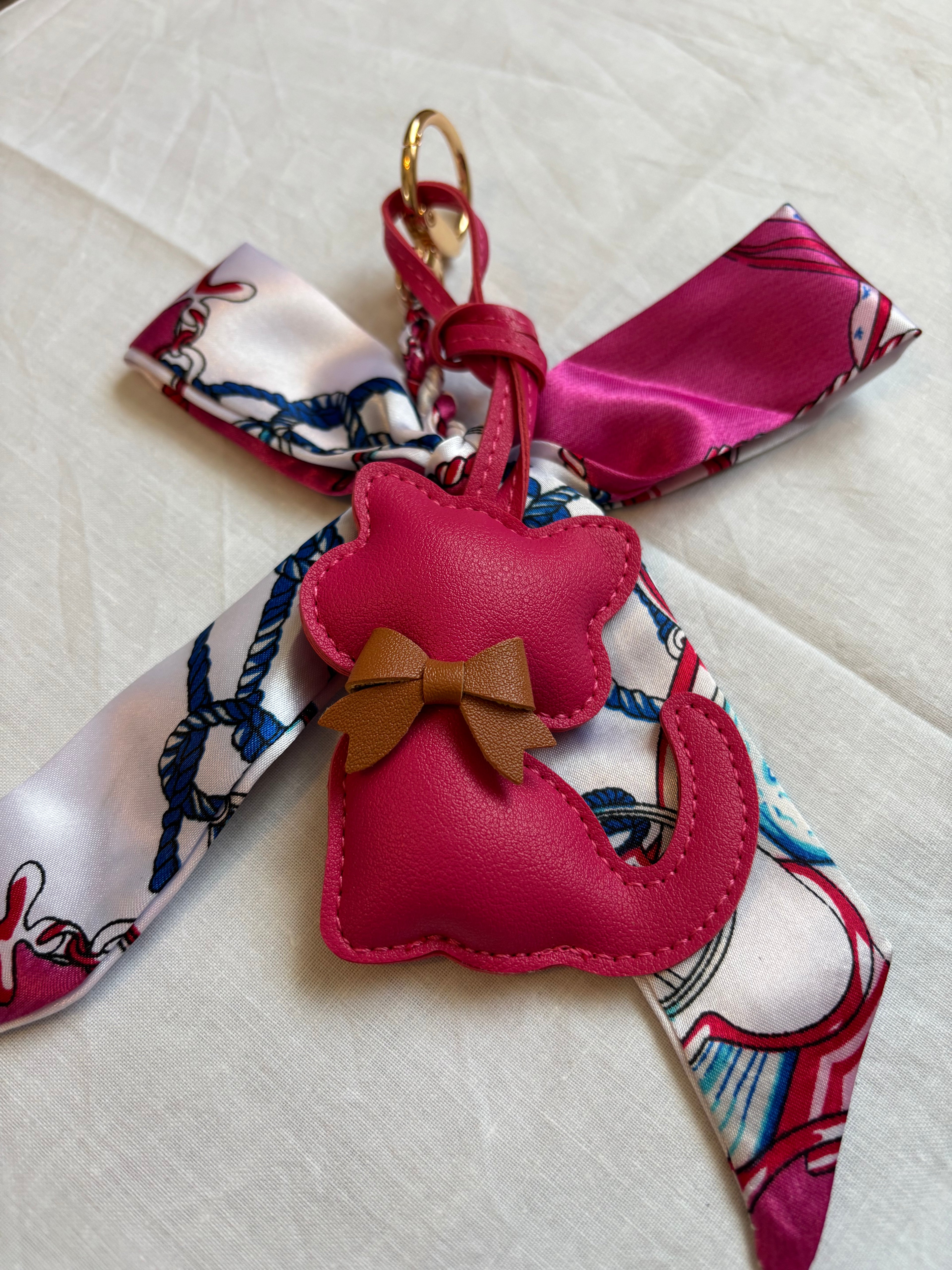 Katzen Schlüsselanhänger mit Schleife – Eleganter Taschenanhänger & Geschenkidee - Little Gift Box