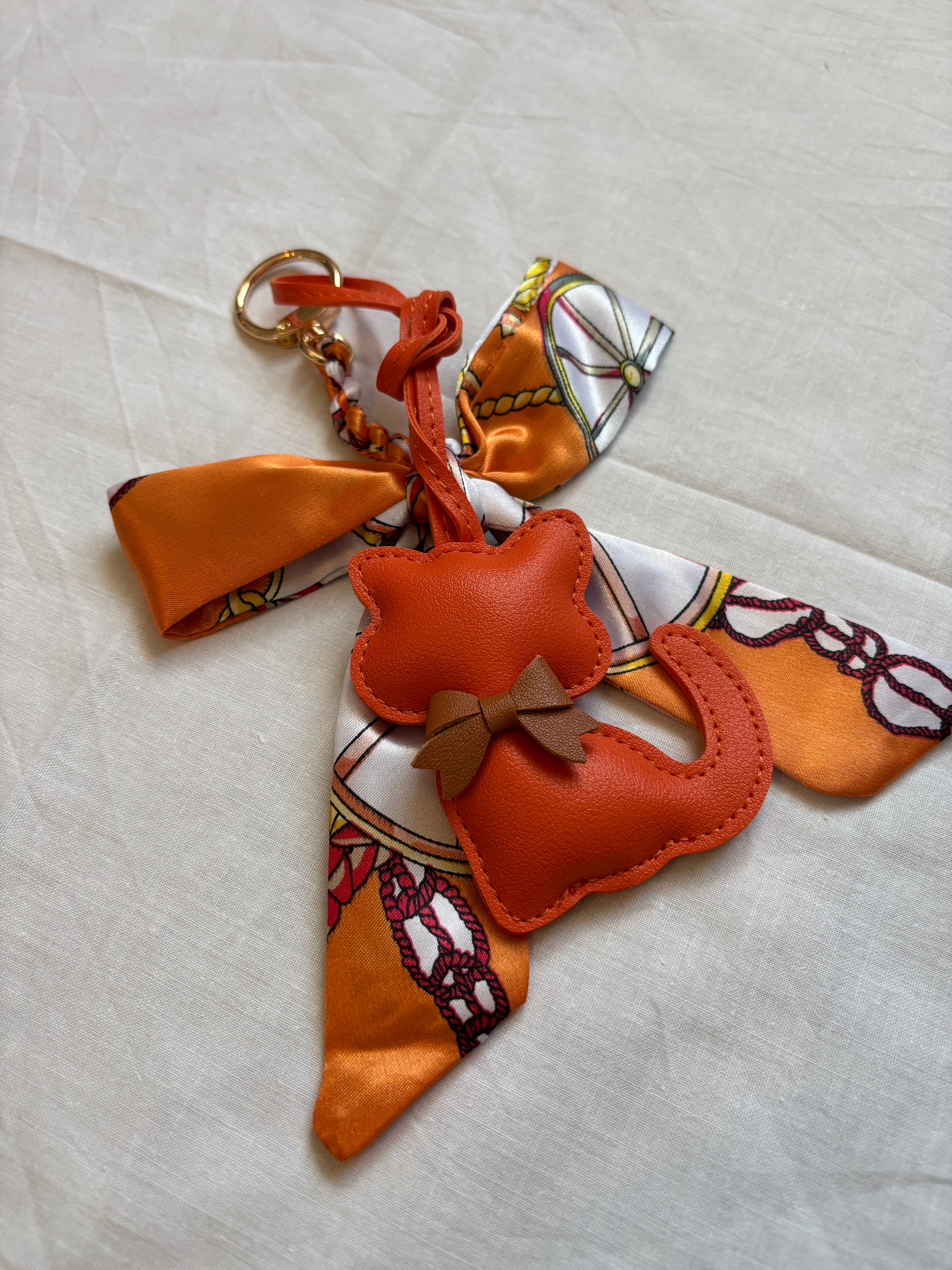 Katzen Schlüsselanhänger mit Schleife – Eleganter Taschenanhänger & Geschenkidee - Little Gift Box